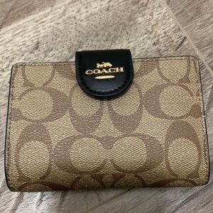 Coach wallet 8 card slots, 2 bonus slots, coin pocket and bill